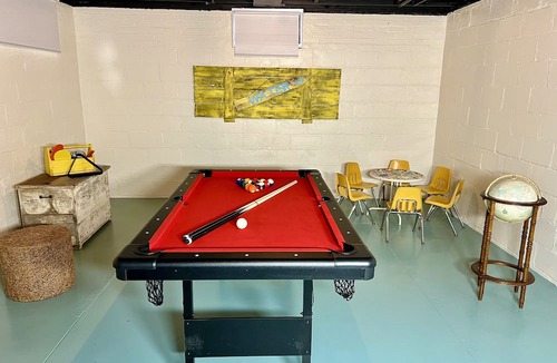 Fennville House | ALLEGAN FIELDS Sleeps 24, Pool, HotTub, Fireplace, Fire Pit, PingPong, Billiards