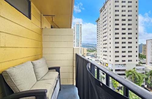 Waikiki Apartment | ❃Bamboo❃ 10ᵗʰ Floor Deluxe studio overlooking Palm trees & Lucious Pool⁕Spa Area