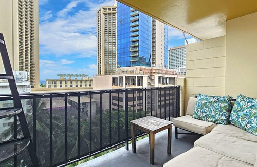 Waikiki Apartment | ❃Bamboo❃ 10ᵗʰ Floor Deluxe studio overlooking Palm trees & Lucious Pool⁕Spa Area