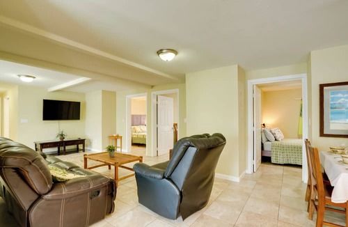 Kalihi Valley Condo | 7 Mi to Waikiki: Airy Retreat Near Shops & Eats!