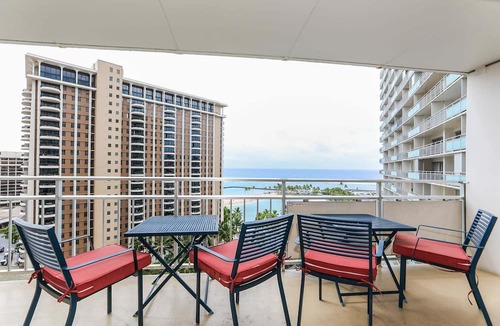 Waikiki Condo | One-Bedroom Deluxe (Renovated) Unit with a view of the Duke Kahanamoku Lagoon and Waikiki Beach