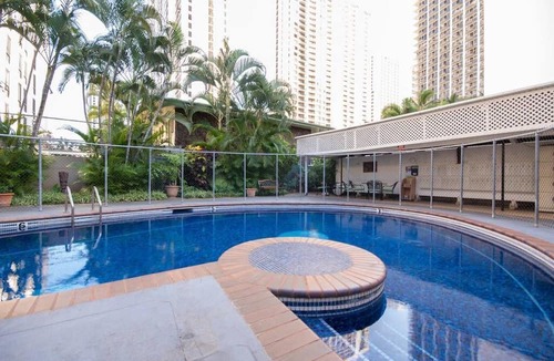 Waikiki Apartment | Brand New Floors & Cabinets - Waikiki Close to Beaches and Shopping