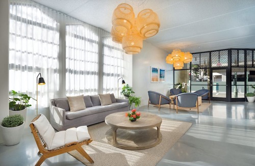 Waikiki Hotel | Budget Friendly, Spacious Suite, Full Kitchenette & Lanai - Near Waikiki Beach!