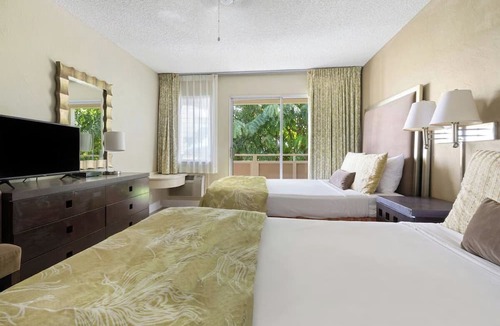 Wailua Hotel | Tropical Retreat w/Outdoor Pool, Free Parking, Steps from Papaloa Beach!