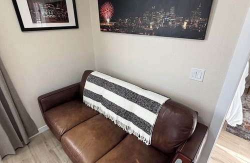 Lincoln Park Apartment | Modern Denver Guesthouse – Clean, Near Downtown & Arenas with Hot Tub & Sauna
