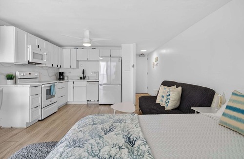 Punaluu Condo | Beachfront Condo with Lanai and View