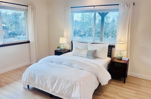 Ocean View House | Peaceful, stylish, modern Hawaiian getaway on one acre with views and stars!