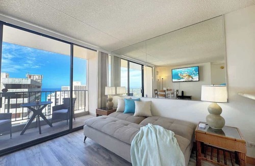 Waikiki Apartment | Waikiki Sunset 26th fl w/free parking & beach gear
