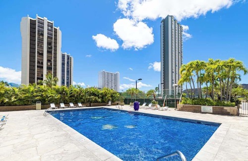 Waikiki Apartment | Waikiki Sunset 26th fl w/free parking & beach gear