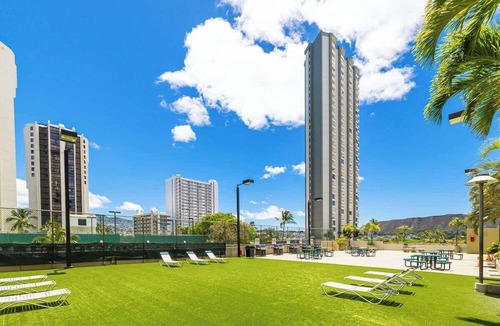 Waikiki Apartment | Waikiki Sunset 26th fl w/free parking & beach gear