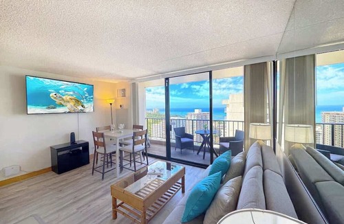 Waikiki Apartment | Waikiki Sunset 26th fl w/free parking & beach gear