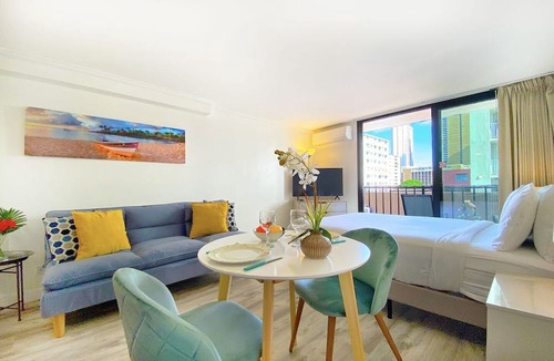 Waikiki Hotel | Studio in the HEART of Waikiki! Steps to the BEACH with Full Kitchenette