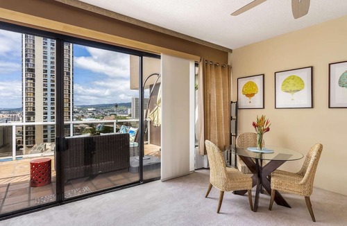 Downtown Honolulu Condo | 11th Fl Executive Centre | Parking | Pool | Patio