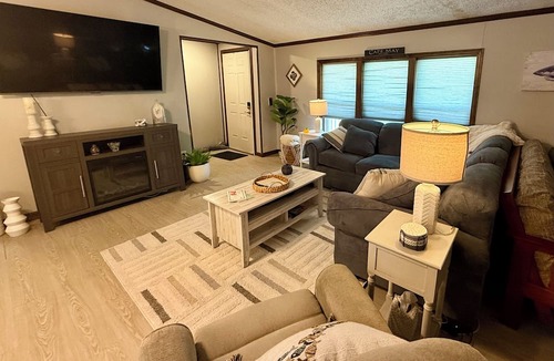 Green Creek House | Pet-Friendly Family Escape- Minutes to Wildwood! Fire-pit Sleeps 5