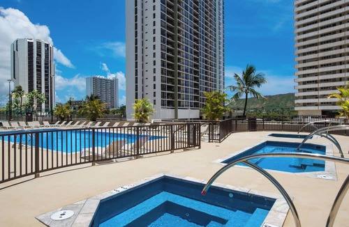 Waikiki Apartment | Diamond Head and Partial Ocean views with 2 Beds and Parking