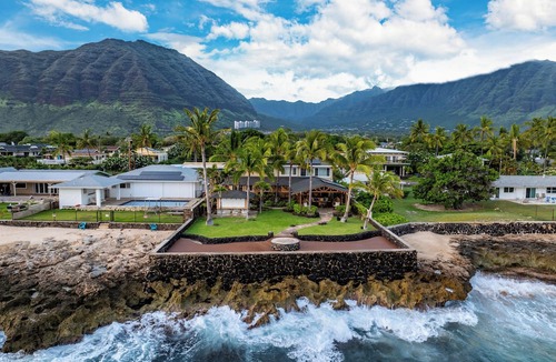 Makaha House | Turtle House by AvantStay | Oceanfront Group Retreat w/Patio + Views