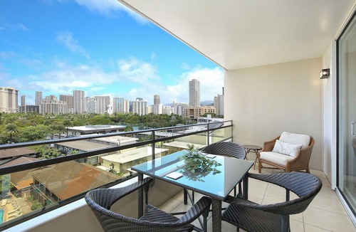 Waikiki Condo | Gorgeous partial Ocean View in the Heart of Waikiki! FREE Parking & Wi-Fi!