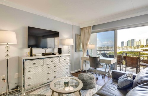 Waikiki Apartment | Honolulu Studio w/Ocean View: Parking Included!