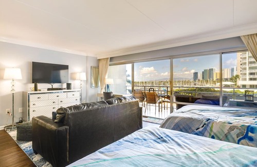 Waikiki Apartment | Honolulu Studio w/Ocean View: Parking Included!