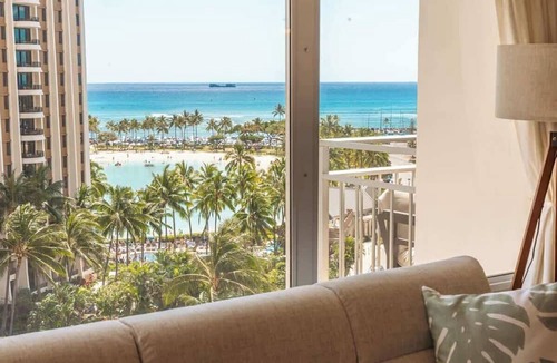 Waikiki Condo | Oceanview condo w/lanais & pool access