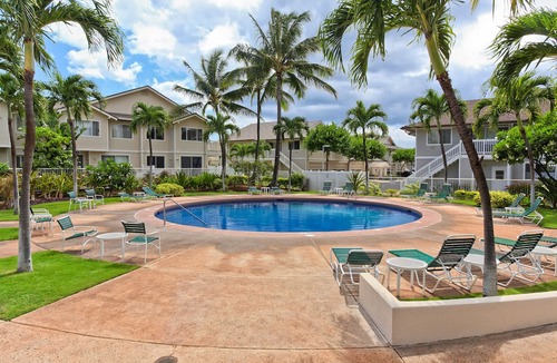 Kapolei Condo | Fairways at Ko Olina 22H: Golf Course Elegance, Lush Backyard