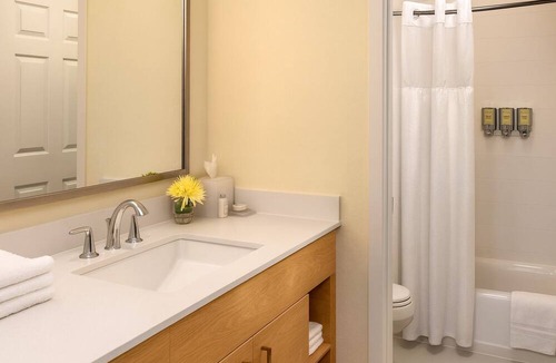 Flagstaff Hotel | Spacious and Modern Suites Near Bushmaster Park, Pets are Allowed, Pool!