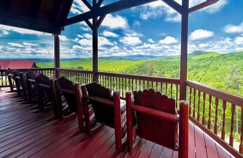 Dobson Cabin | Thirty-eight bedroom in United States of America, Mount Airy