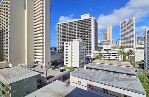 Waikiki Apartment | Spacious Studio Apt. with WiFi and A/C - Super close to Beach & Zoo