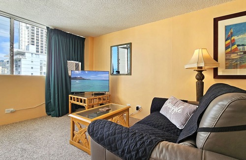 Waikiki Apartment | Spacious Studio Apt. with WiFi and A/C - Super close to Beach & Zoo