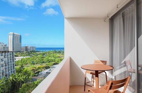 Waikiki Hotel | The Ambassador of Waikiki | City View with Two Queens | Pet-Friendly