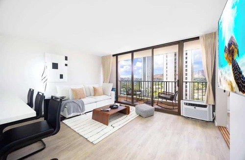 Waikiki Apartment | 14FL Diamond Head view, pool and free parking