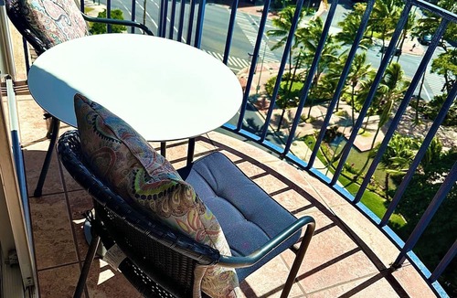 McCully - Moiliili Condo | Cozy Spacious 2Bedroom 1 Bathroom, close to BEACH and FREE Parking!