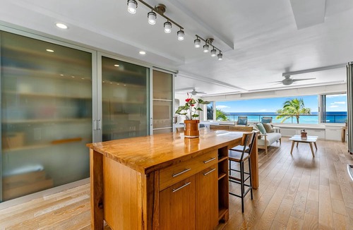 Diamond Head - Kapahulu - St. Louis Condo | Kaimana Surf Luxe by Gather: Beachfront 1BR w/A/C, Views & Dining
