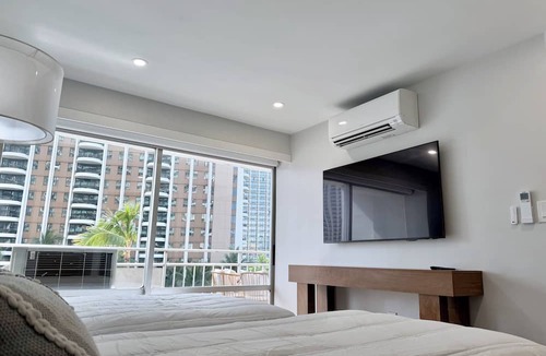 Waikiki Condo | Ocean, Marina, and Pool View 2BD Corner Unit w/AC at the Ilikai Hotel