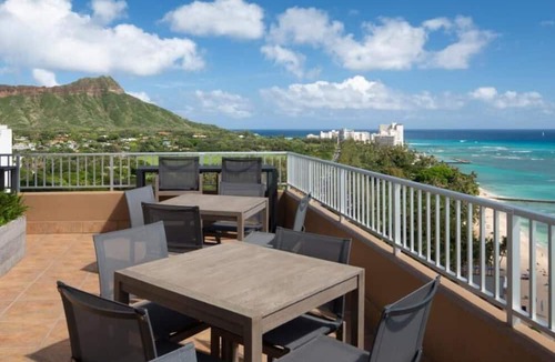 Waikiki Hotel | Diamond Head View Triple Doubles at The Twin Fin Hotel, Outdoor Pool
