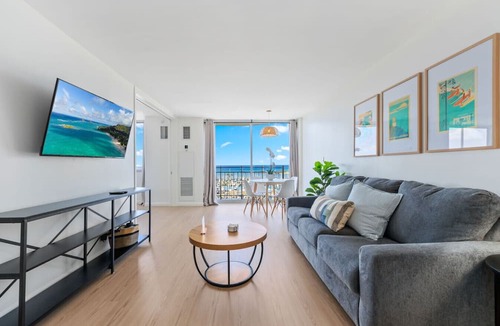Waikiki Apartment | *Oceanfront Renovated Getaway in Waikiki