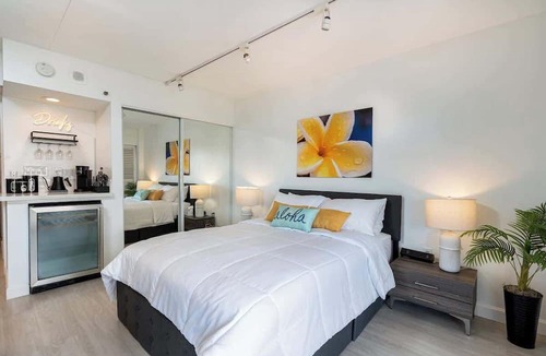 Waikiki Apartment | High Floor, Drink Station, 2 Pools & Free Parking!