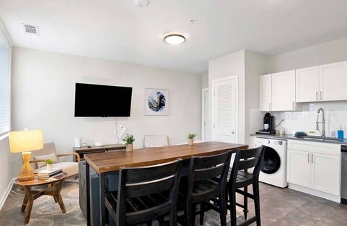 Central Business District Apartment | City Center Apartment - Free Parking & Great Views