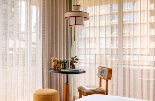 Waikiki Hotel | Corner King Room with Lanai – Spacious City Views