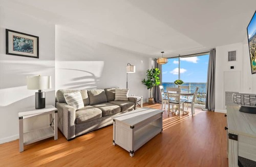 Waikiki Apartment | *Newly Renovated Oceanfront Waikiki- Ilikai Marina