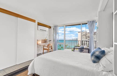 Diamond Head - Kapahulu - St. Louis Apartment | True Top Floor Penthouse Residence with 360 Degree Views & A/C