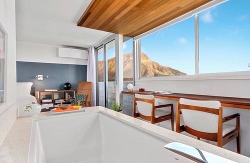 Diamond Head - Kapahulu - St. Louis Apartment | True Top Floor Penthouse Residence with 360 Degree Views & A/C