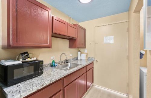 Keaukaha House | Walk to Beach Balcony + Garden Views/Sleeps 2