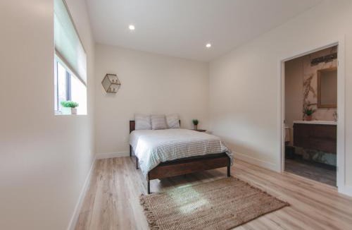 View Park-Windsor Hills House | Memory Foam Beds - Relax in the Heart of Sunny LA in a Holiday Home