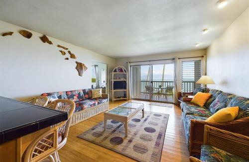 Ualapue Apartment | Oceanfront true 2 bedroom wlanai on Molokai