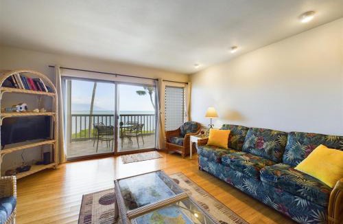 Ualapue Apartment | Oceanfront true 2 bedroom wlanai on Molokai