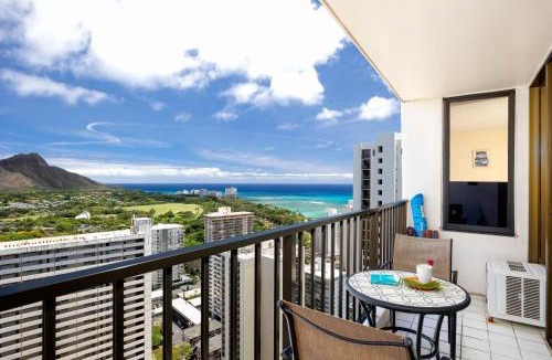 Waikiki Apartment | 34th floor lanai with Diamond Head views, pool & hot tub access