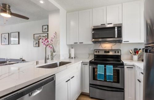 McCully - Moiliili Apartment | 01 FREE Parking 10 min beach 2br-Waikiki Ala Moana