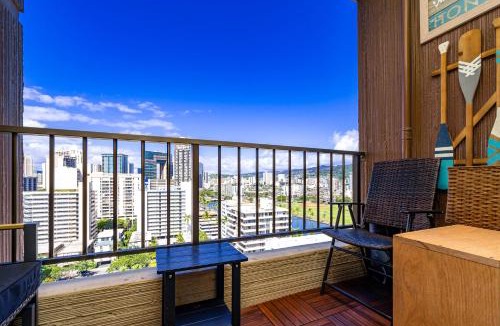 Waikiki Apartment | Modern Suite Free Parking View AC King Bed Kitchen