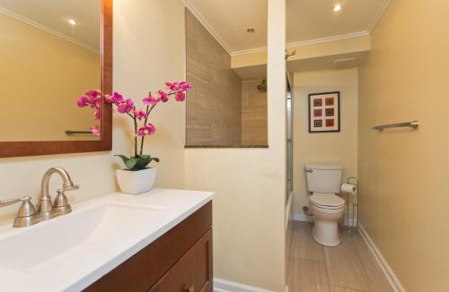 McCully - Moiliili Apartment | 2 Bedroom Corner Suite & Tropical Views
